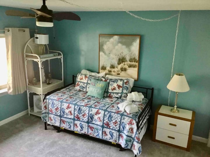 Საძინებელი # 1 მეორე სართული ორსაწოლიანი საწოლი, გასაშლელი საწოლი 3