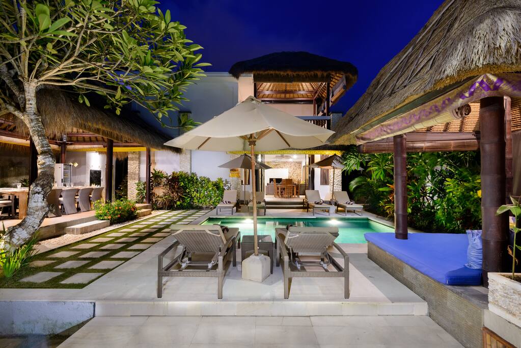 Pool Area, Sun Lounges & Bale