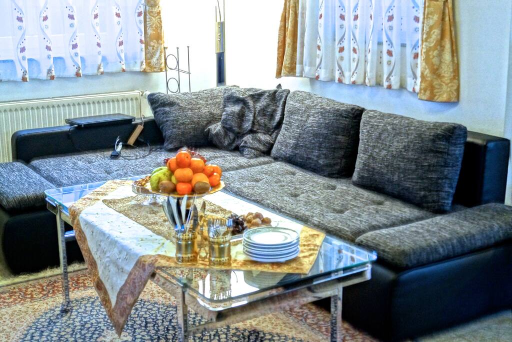 Wohnzimmer / große Schlafcouch