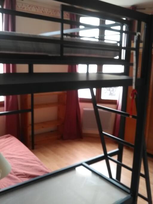 chambre donnant plein ouest, avec canapé convertible et lit mezzanine, l'idéal pour 2 ou 4 personnes !