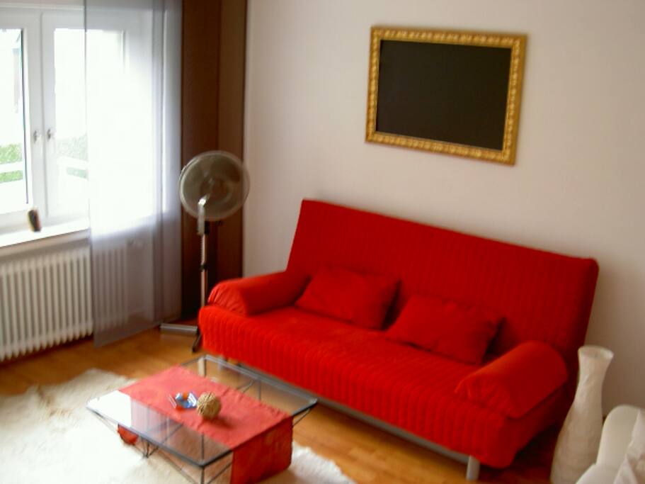 Wohnzimmer mit Balkon