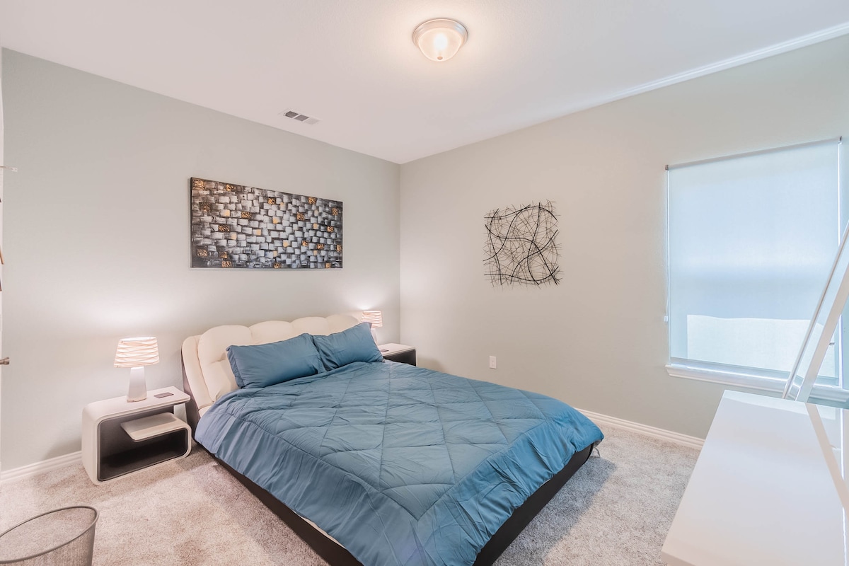 第三间卧室：双人床，配备三星4K 65英寸电视