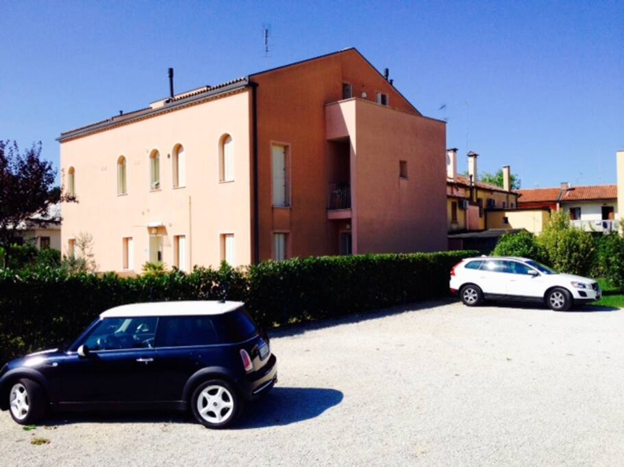 L'ampio parcheggio esterno