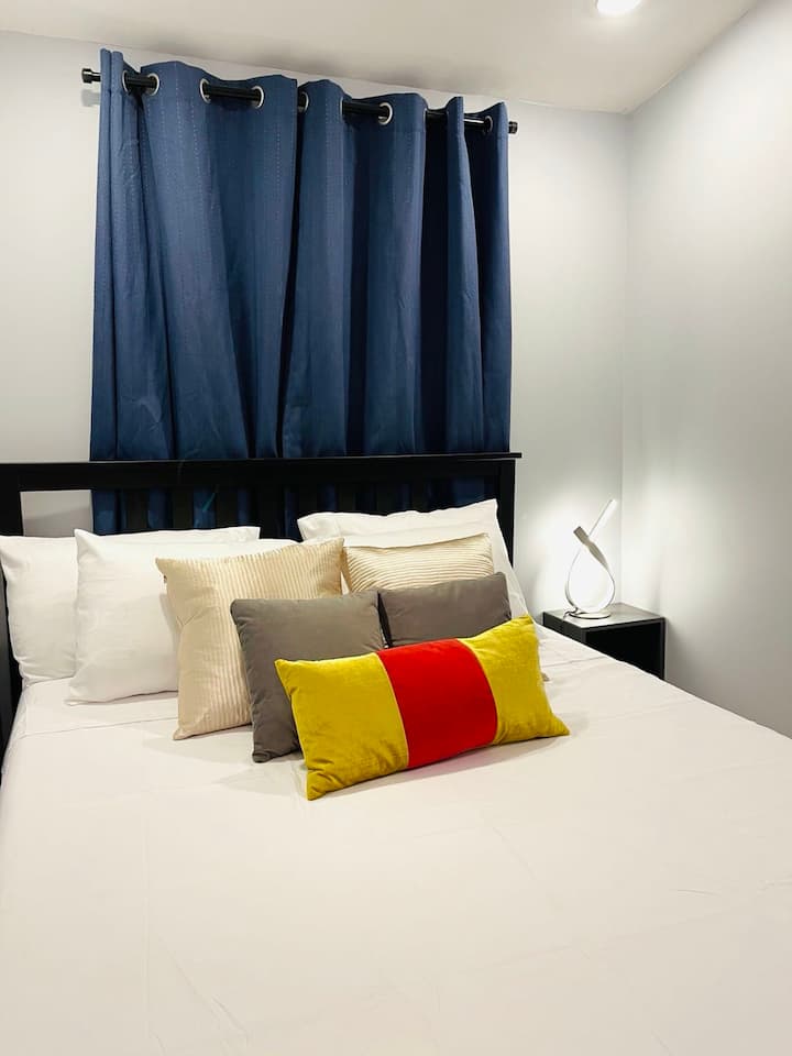 Dormitorio uno: almohadas coloridas y colchón cómodo