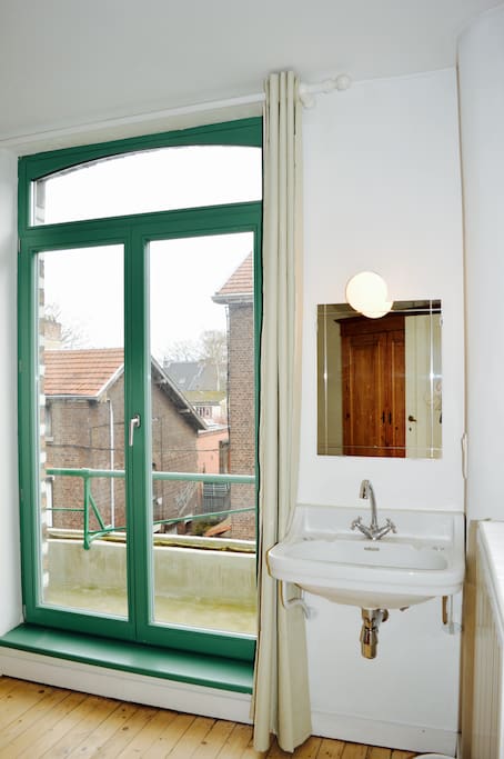Chambre privée avec lavabo et balcon