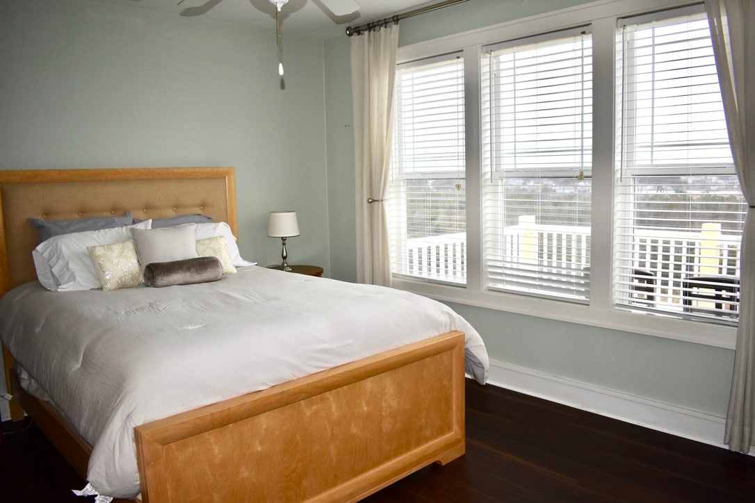 Relájate en el dormitorio principal que tiene un baño privado y abundante luz natural.