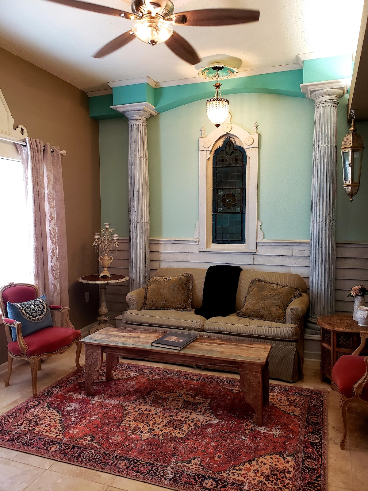 ห้องนั่งเล่นโซฟาพับเป็นเตียงขนาดใหญ่ 