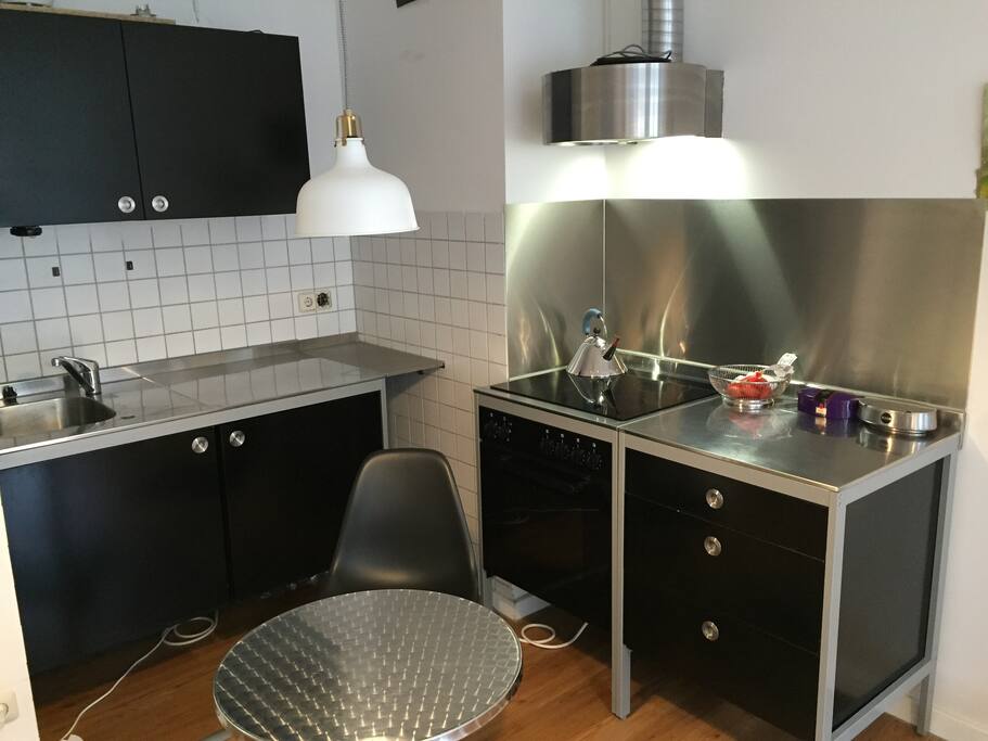 Voll ausgestattete Küche, die sich im selben Zimmer befindet und alleinig vom Gast genutzt werden kann.