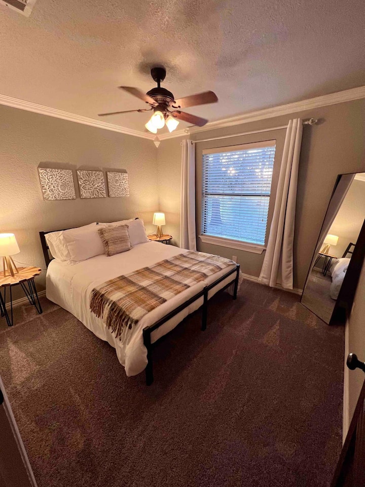 Მეორე სასტუმრო ოთახი 152 × 203 სმ საწოლით