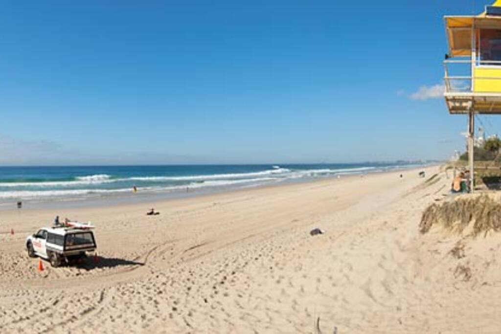 10 minute walk to Nobby Beach, Miami