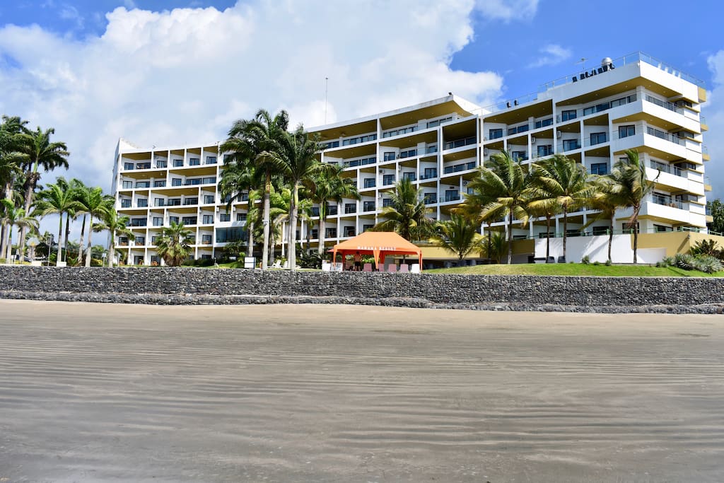 Vista del Makana Resort desde la playa / View of Makana Resort from beach