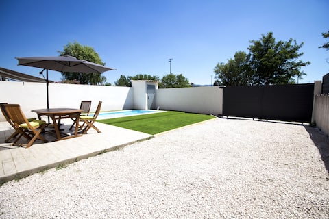 Pretty pool house 10 minutes from Aix enProvence