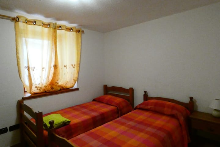 Dormitorio con dos camas individuales.