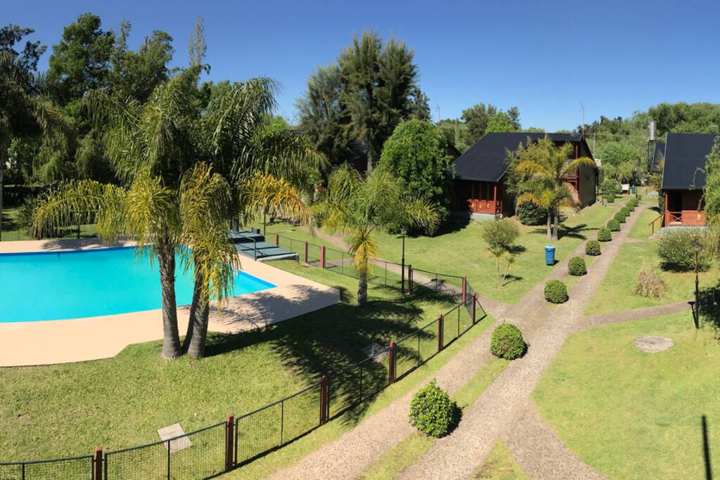 Jardin Piscina y Cabañas
