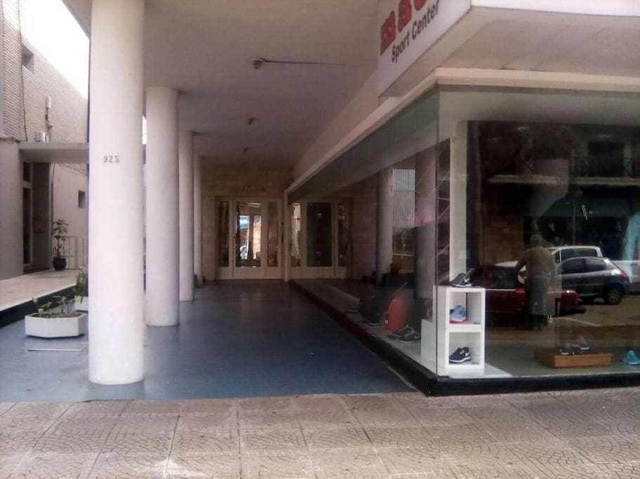 Ingreso al edificio muy seguro en la principal calle de la peninsula.