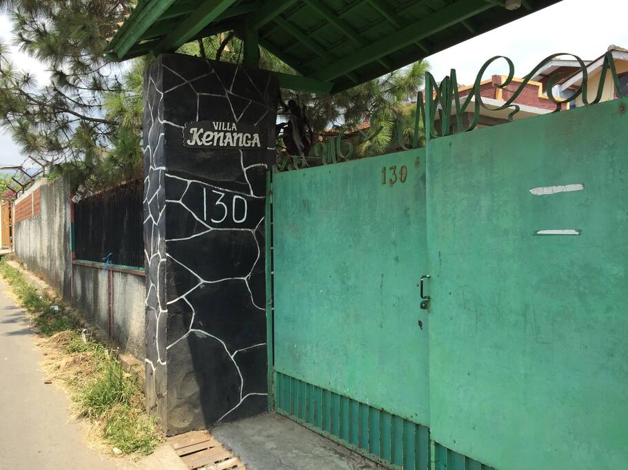 The front gate of the villa. Located on the Siliwangi/ Batulayang street just after Taman Safari Hotel & Indomaret and before the turn to Taman Safari Zoo. The villa is strategically located to avoid end of year heavy traffic.