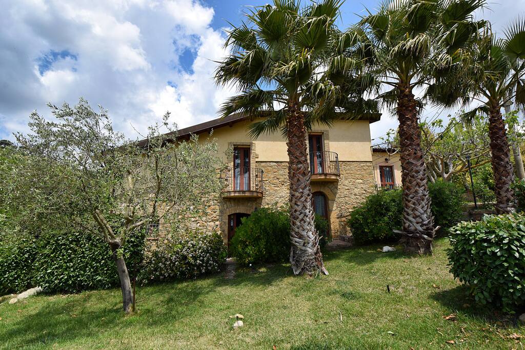 L'ingresso alla casa