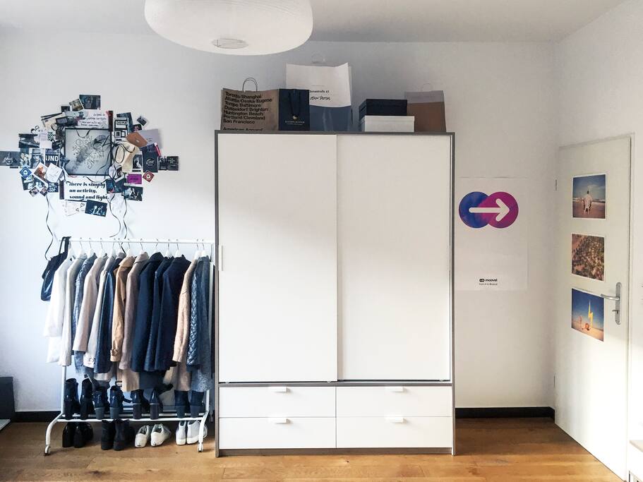 Genug Stauraum um nicht aus dem Koffer zu leben.