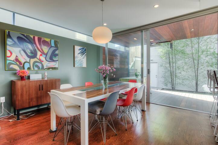 Modern 4 bedroom right off Venice Canals gallery image 3