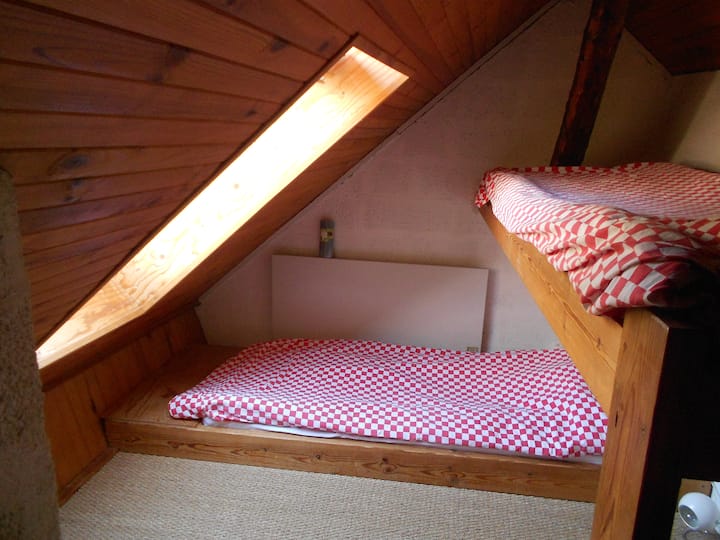 2 ° camera da letto (2 letti fissi)  nel sottotetto.