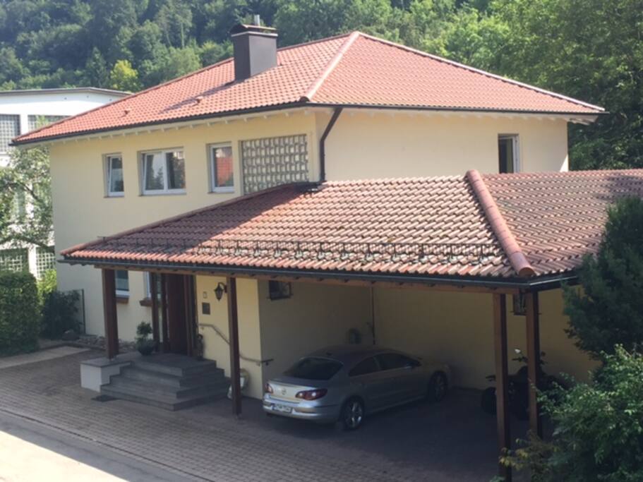 Das Haus liegt 10 Minuten Fußweg von der mittelalterlichen Innenstadt entfernt in einer erholsam ruhigen Lage. Parkplätze direkt vor dem Haus. Garagen für bspw. Motorräder oder auch ein Schopf für ein Wohnmobil ist vorhanden