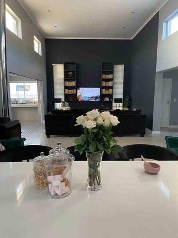 Warm Beautiful 3 bed Home with Solar and a pool. gallery image 5