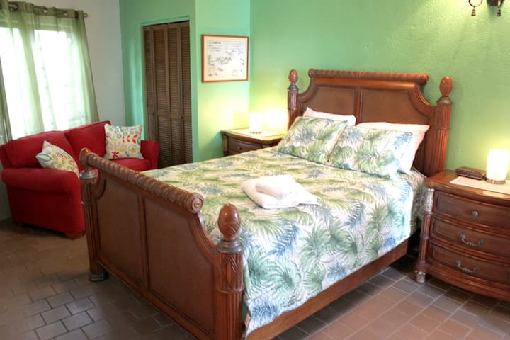 ห้องนอน 1: เตียงควีนไซส์ห้องน้ำในตัว