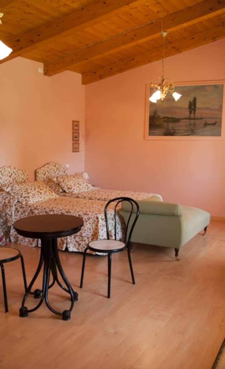 Eerste verdieping slaapkamer met twee eenpersoonsbedden.