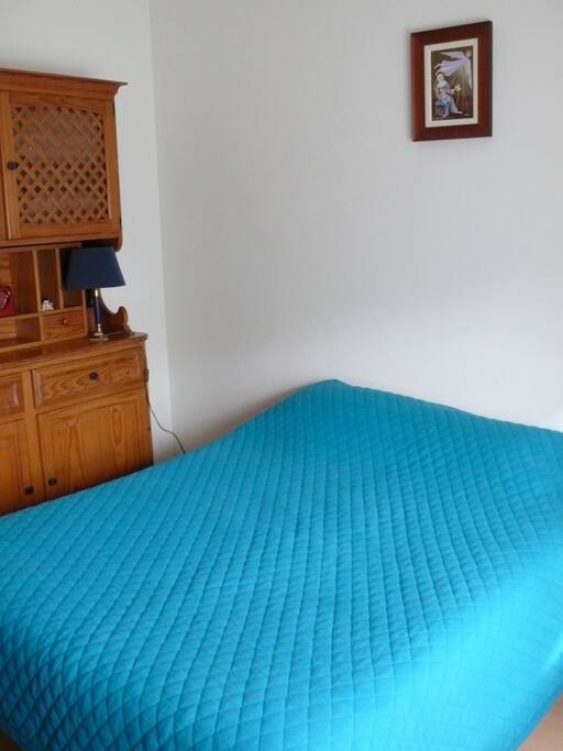 Quarto 2 - Cama e Armário