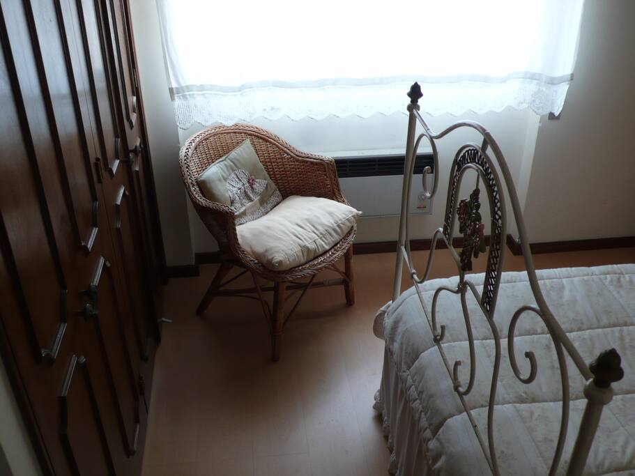 Quarto 1 - Janela e Armários