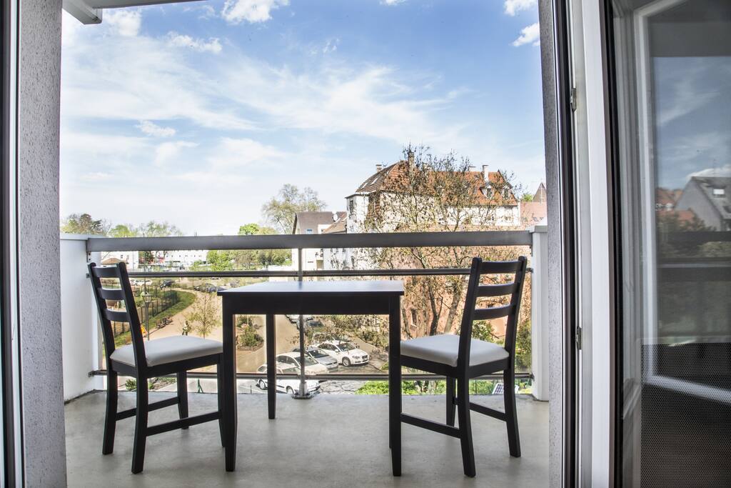 La terrasse est grande et offre une super vue sur un cadre verdoyant