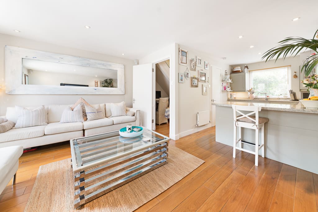 Light bright sitting room / open plan kitchen with kitchen bar.