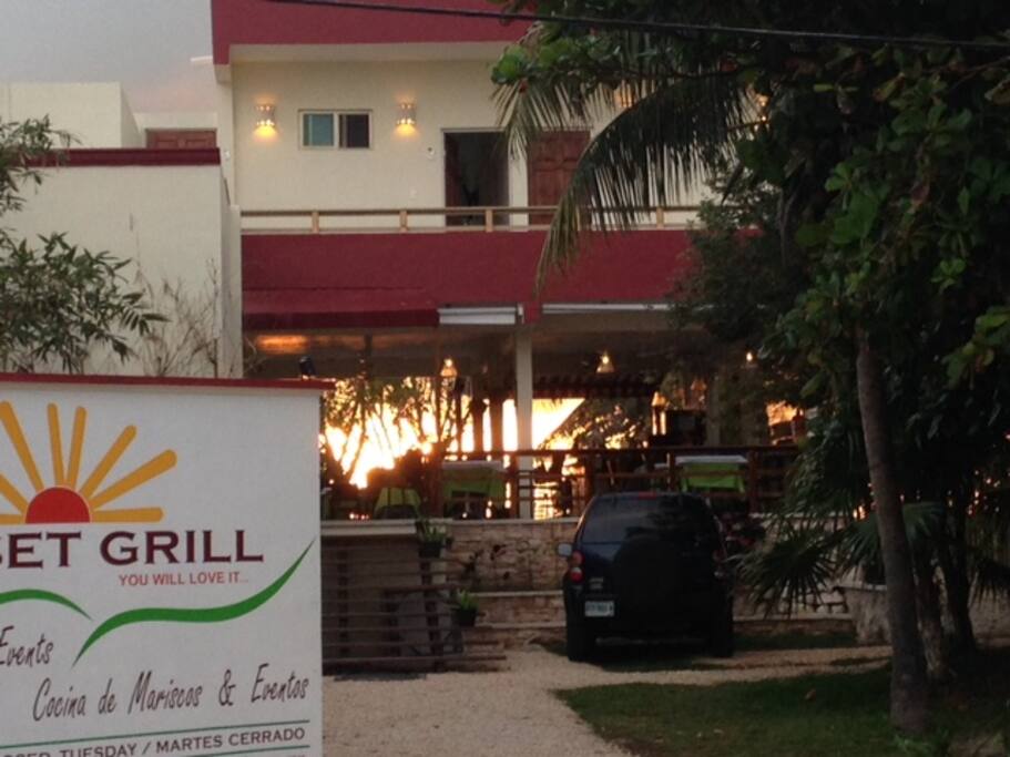Encima del elegante restaurante Sunset Grill en la bahia de Isla Mujeres