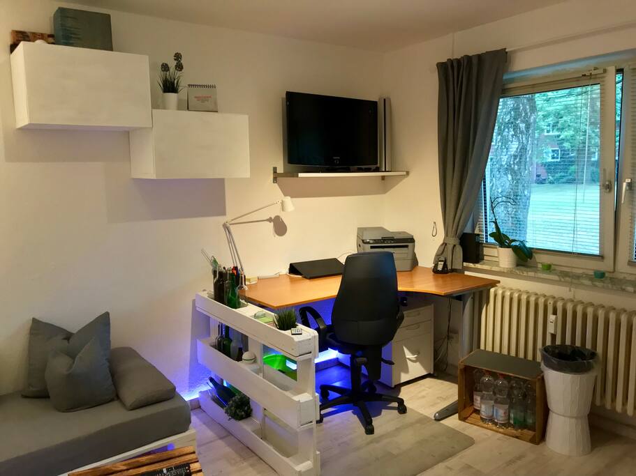 Wohnzimmer inkl. Schreibtisch