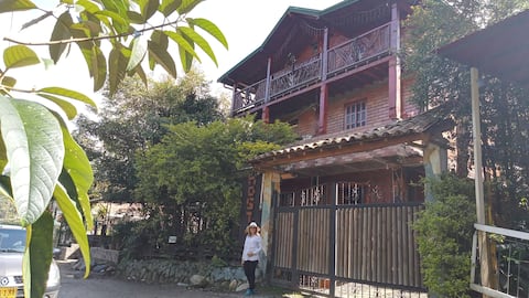 cabaña campestre frente al río