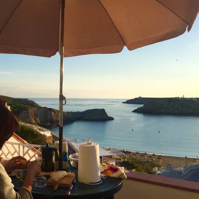 Amanecer con una Bahía en calma y solo el sonido de las olas.