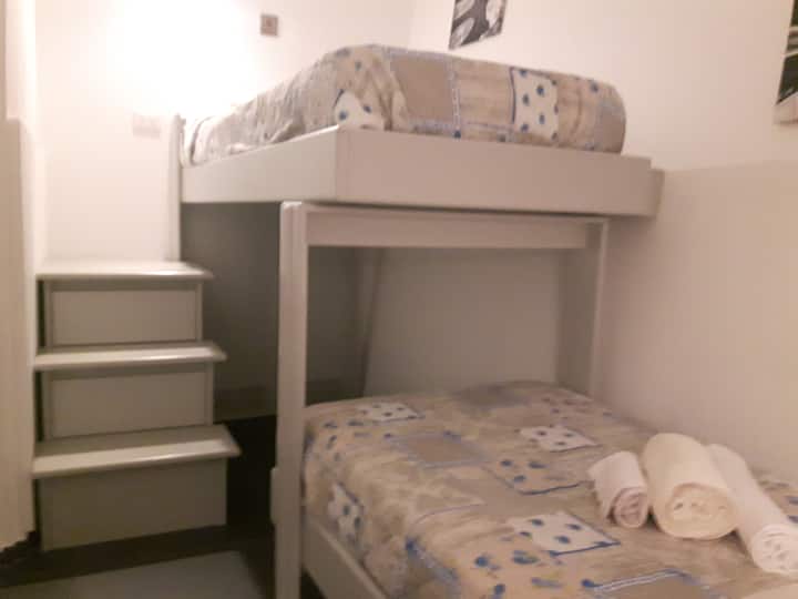 втора спална соба со кревети на кат

