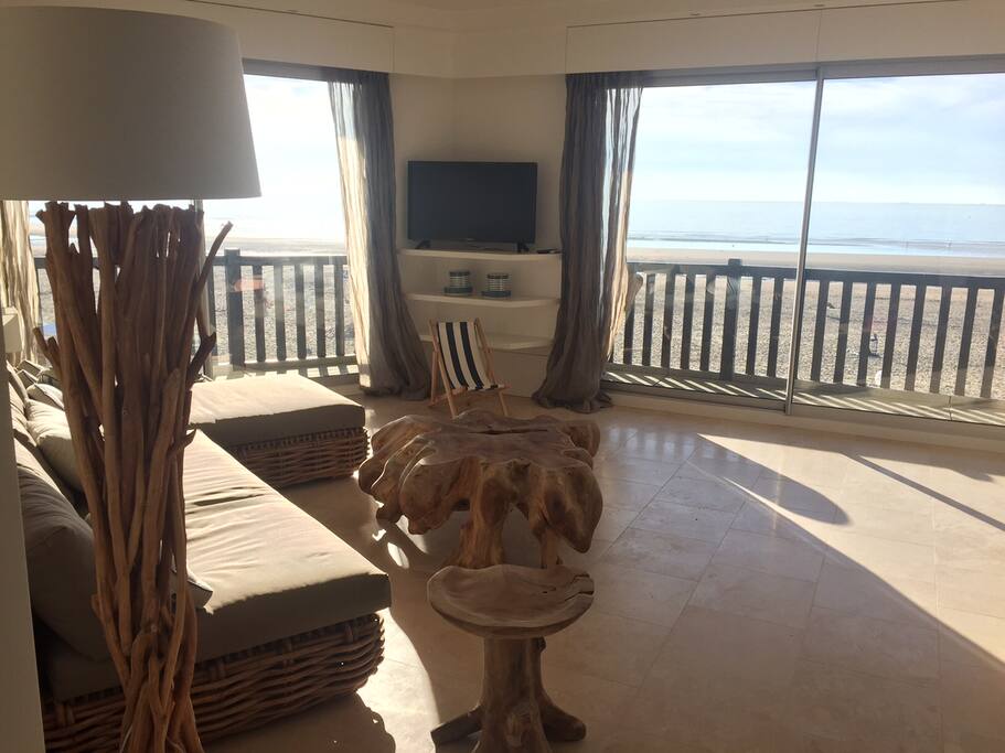 Salon avec TV, vue mer