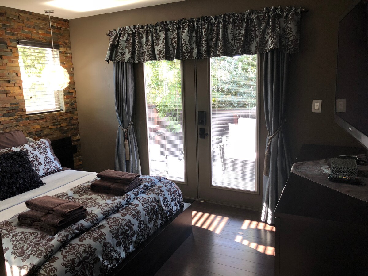 Mlango wa baraza la nje kutoka chumba kikuu cha kulala. 