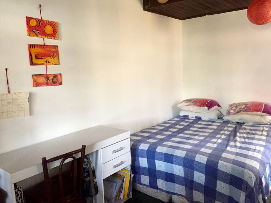 espaçoso quarto com cama super confortável.