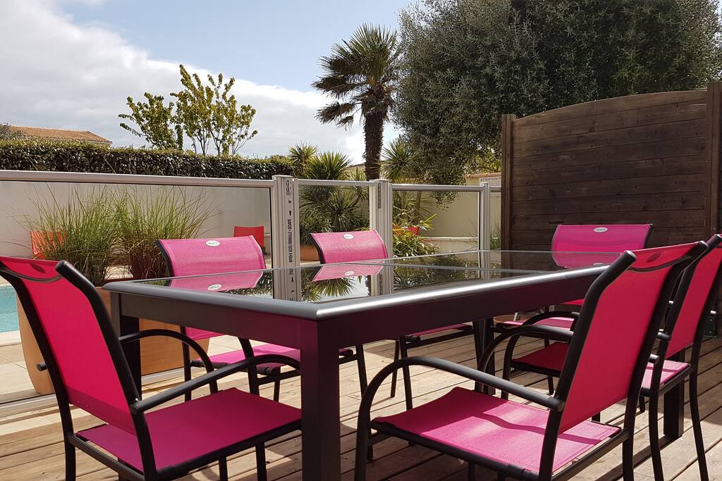 Terrasse bien exposée face à la piscine