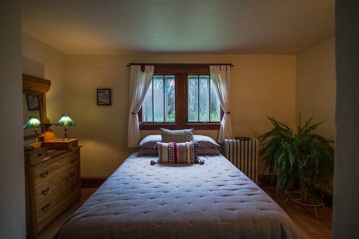 Das Hauptschlafzimmer verfügt über ein Queensize-Bett und einen Kleiderschrank. 