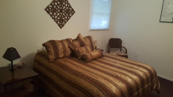 Ცალკე საძინებელი სრული ზომის საწოლით...