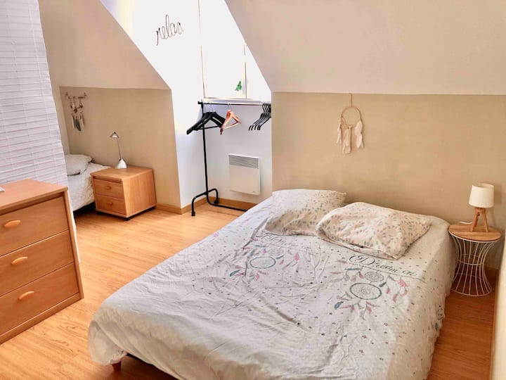 Chambre 2: avec deux lits un lit de deux personnes et un lit de une personne