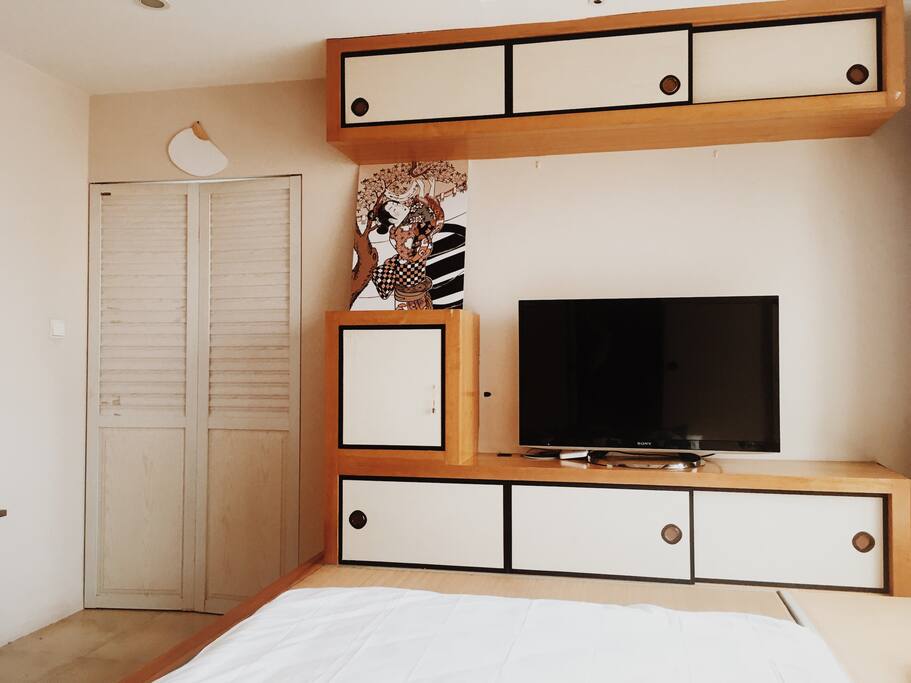 50 inch hd tv and the door to walk-in closest 50寸高清电视 和步入式衣柜