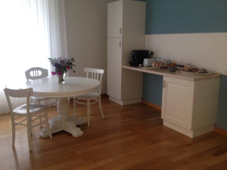 Zona giorno con colazione a buffet