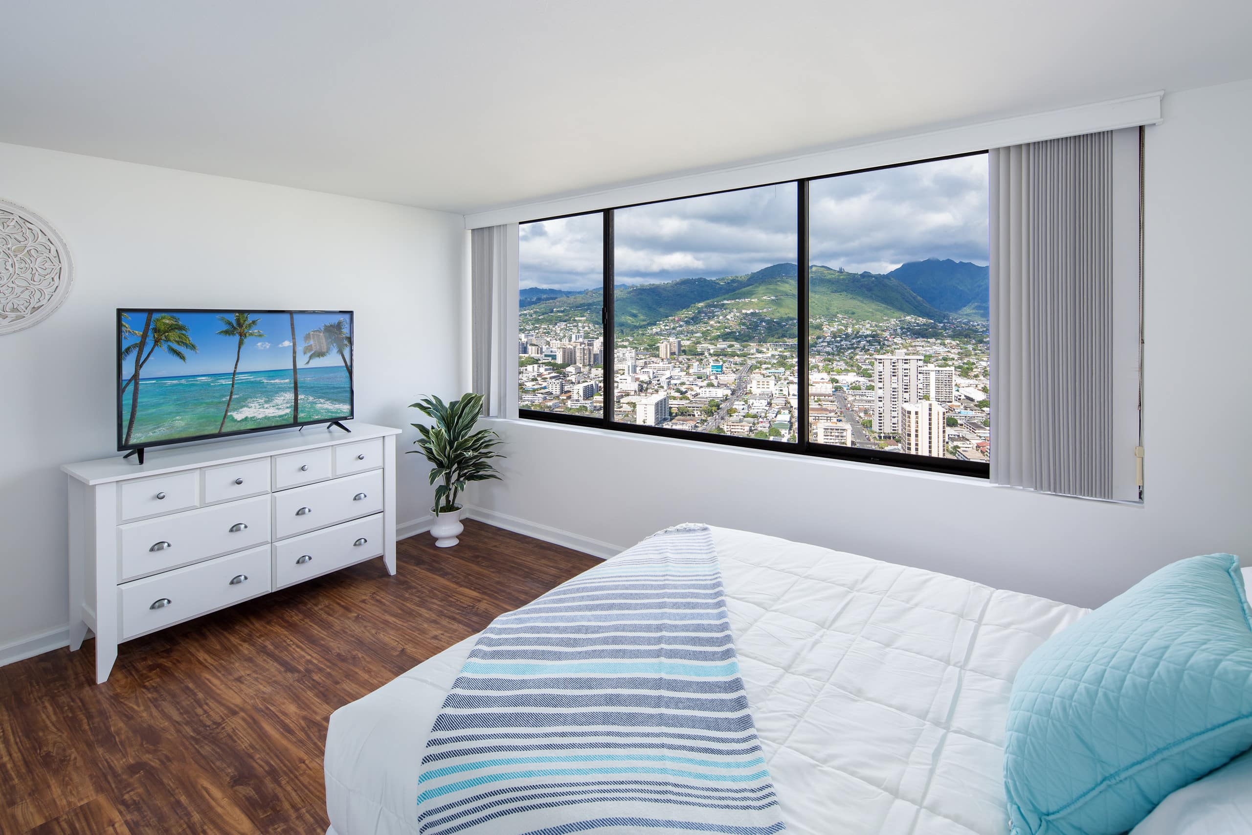 Condo in Honolulu · ★4.58 · 2 bedrooms · 5 beds · 2 private baths - Image 14