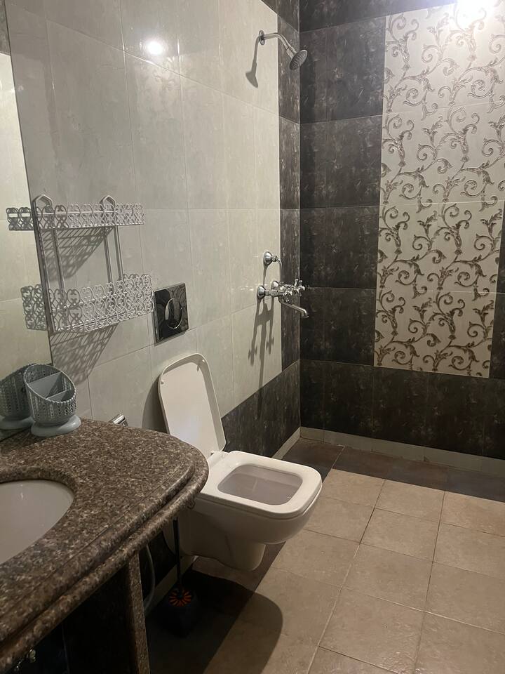 Full bathroom 2 image 1