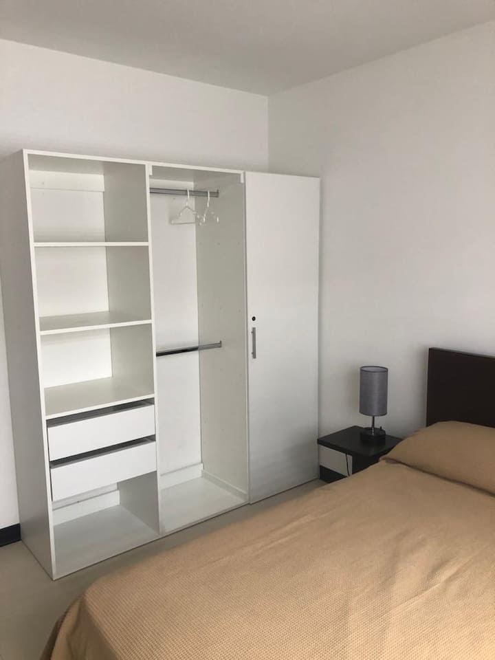 חדרים נוחים עם ארונות