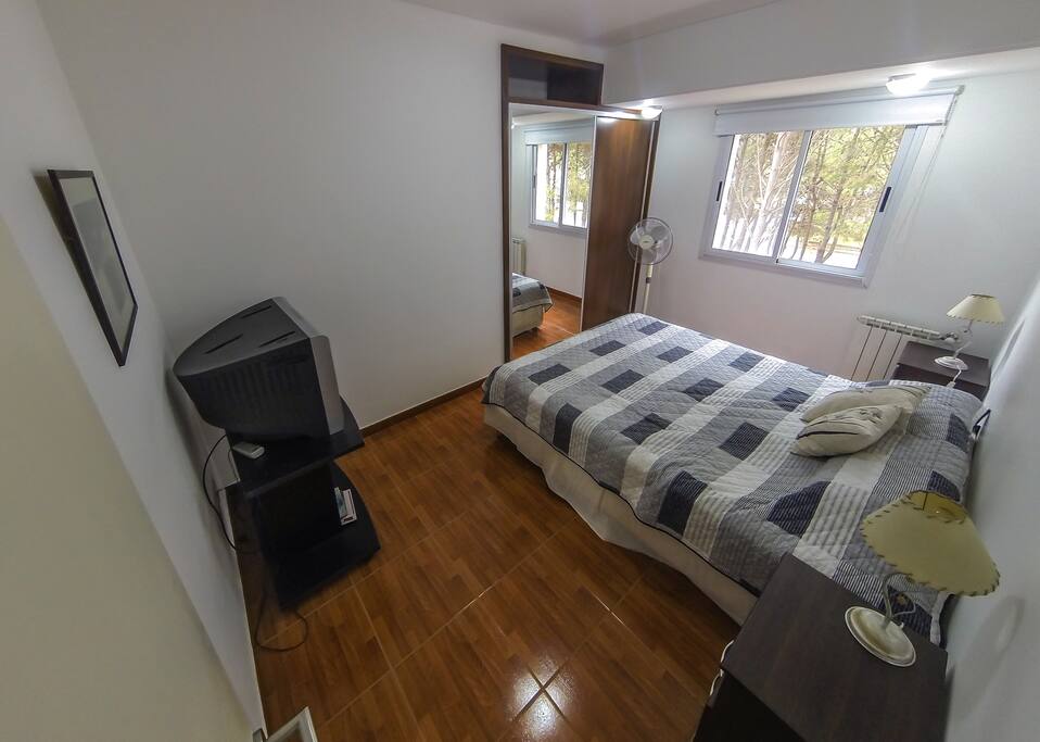 Dormitorio principal con gran placard, baño en suite y TV por cable.